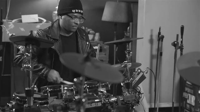 Drum Battle - The Alesis Command Mesh Kit смотреть онлайн