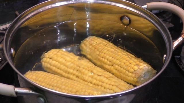 ВАРЮ КУКУРУЗУ в кастрюле! В початках вкусно и полезно смотреть онлайн