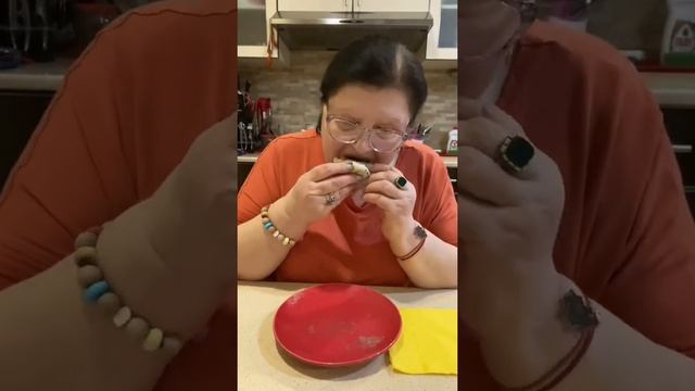 Как правильно есть хинкали. Мастеркласс от грузинки. Даже не все грузины едят правильно. смотреть онлайн