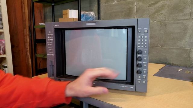 Sony BVM 14F5U Master Monitor - A Perfect Retro Trinitron ? | With a NEW CRT Tube смотреть онлайн