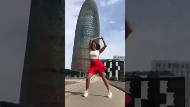 Девушка танцует в Барселоне// The girl dances in Barcelona смотреть онлайн