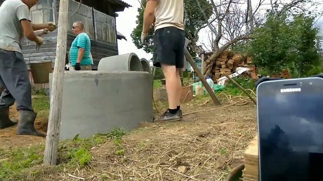 Копаем на скорость!! Сколько ведер грунта в одном кольце. смотреть онлайн