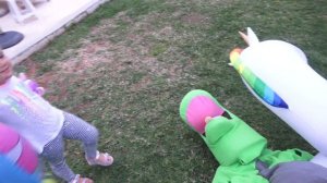 Эмили и Додо ➍ Часть 4: Приключения малышки Эмили, динозавра и черепахи / Игры для детей на пляже