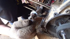 Как снять заклинивший палец из поршня на мопеде или скутере