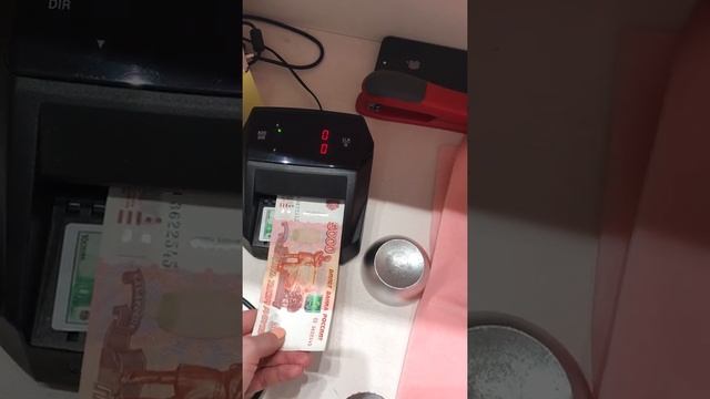 Как пользоваться детектором купюр смотреть онлайн