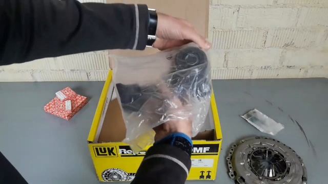 Двухмассовый маховик Комплект сцепления Пежо Ситроен 1.6 HDI LUK 600014300 смотреть онлайн