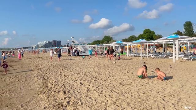 #АНАПА - ПОШЛА ЖАРА! МАССОВО ЗАГОРАЮТ И КУПАЮТСЯ В МОРЕ. ЛЕТО 2023. смотреть онлайн