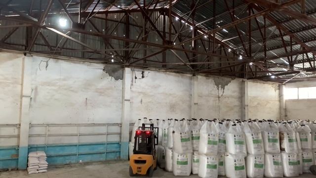 Разгрузка аммиачной селитры перевезенной из Казахстана смотреть онлайн
