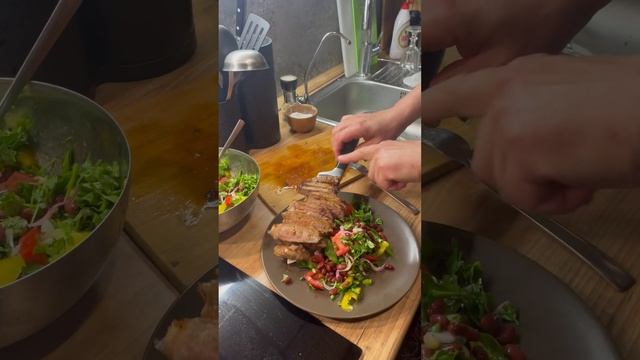 Ужин стейк-салат Тбилиси #еда #рецепт #cooking #ужин #вкусно #гарикжарит #обеды #рецепты #завтраки смотреть онлайн
