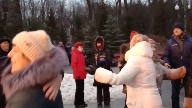 Ой хто п'є..Танцы на Масленницу в парке Горького. смотреть онлайн