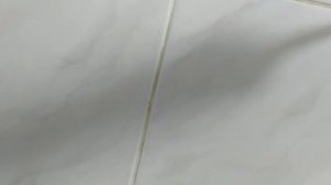 Отваливается плитка. Как подклеить плитку в ванной. Часть 1.