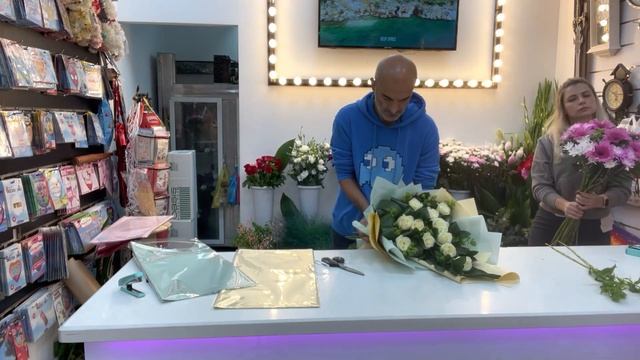 Как упаковать односторонний букет в корейском стиле. Tutorial for Korean wrapping one-sided buquet смотреть онлайн