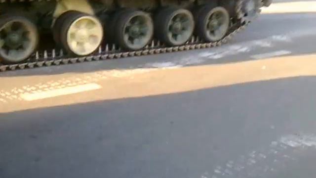 Танки крошат асфальт в центре города смотреть онлайн