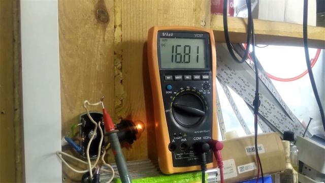 Ветрогенератор Работает Отличный помощник пиковая мощность 500 ватт напряжение 56В смотреть онлайн