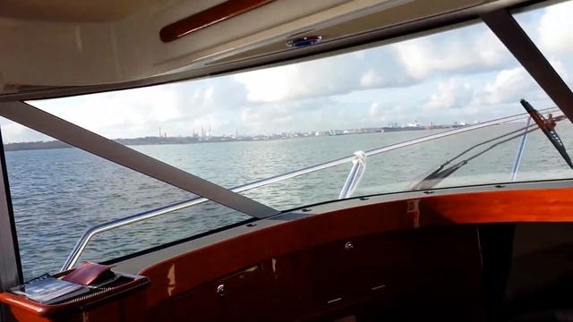 Return to Hamble from Cowes at 26 knots by Aquador 28C смотреть онлайн