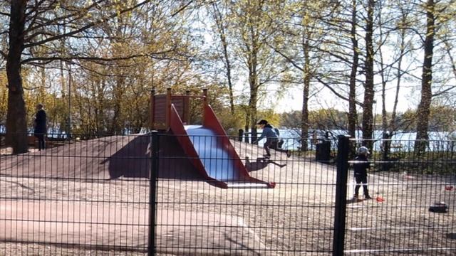 Suomi. Helsinki. Leikkipuisto. Tervasaari. Toukokuu. Aamulla смотреть онлайн