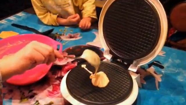 Ксюша печёт вафли. смотреть онлайн