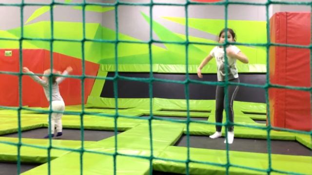 ПРЫЖКИ НА БАТУТЕ. Первые прыжки и падения Софии. Развлекаемся (Эмилия) смотреть онлайн