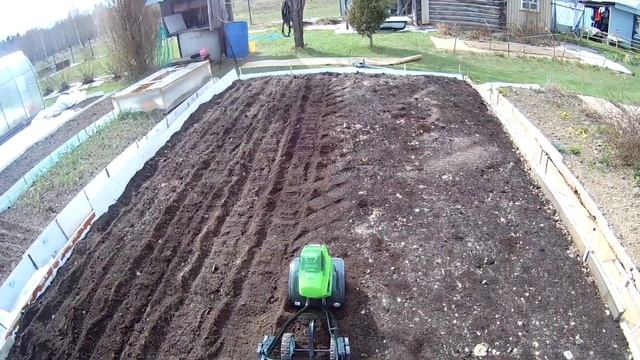 Аккумуляторный культиватор в работе