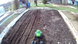 Аккумуляторный культиватор в работе