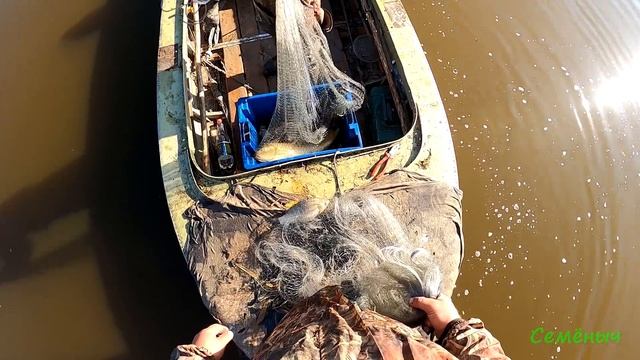 Рыбалка на кастинговую сеть осенью, в обмелевшей реке с лодки. Техника заброса сети. смотреть онлайн