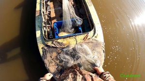 Рыбалка на кастинговую сеть осенью, в обмелевшей реке с лодки. Техника заброса сети.