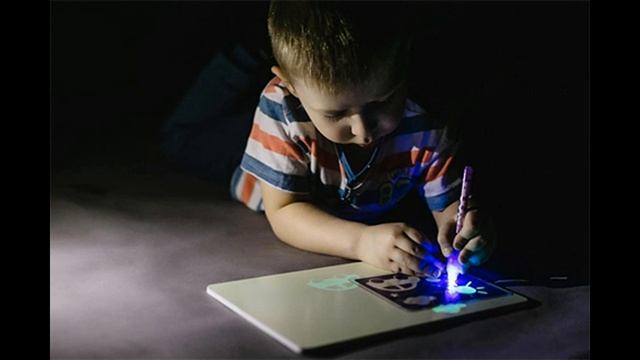 Детский интерактивный набор для рисования в темноте Волшебный луч. смотреть онлайн