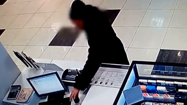 Укравший мобильник староосколец попал на запись видеокамеры смотреть онлайн