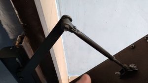 Доводчик двери в подъезде не дотягивает дверь до конца