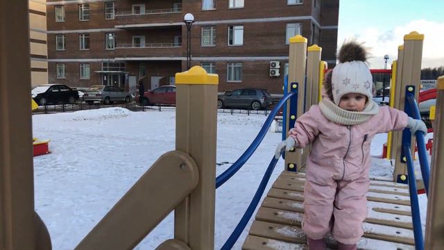 ДЕТСКИЕ ИГРЫ НА ПЛОЩАДКАХ // PLAYGROUND IN RUSSIA смотреть онлайн