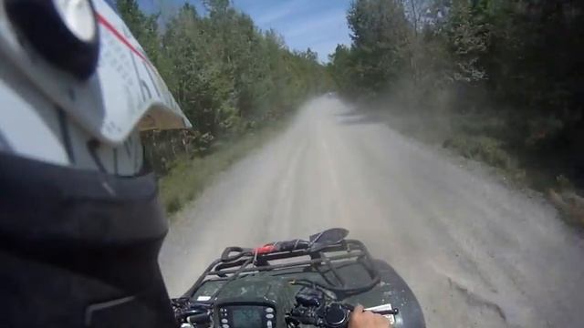 Honda foreman 500 chasing down a Renagade 1000 :) смотреть онлайн