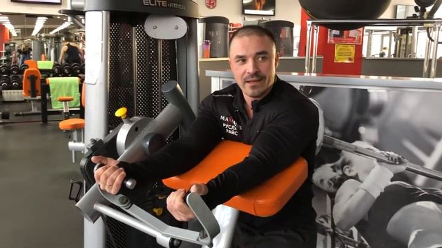 Проработка бицепса (Тренажер Скотта) смотреть онлайн