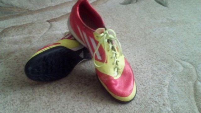 ФУТБОЛЬНЫЕ СОРОКОНОЖКИ Бутсы Adidas F50 Сороконожки смотреть онлайн