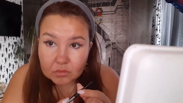 Денег на ресницы нет? приходится краситься ?