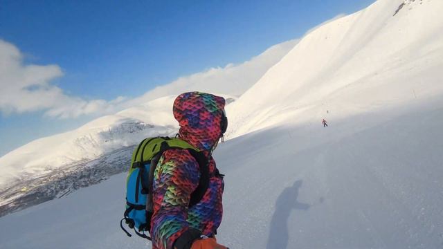 Спуск на сноуборде по трассе К23 на горнолыжном курорте BiGWooD гор. Кировск 10 апреля 2019 года.