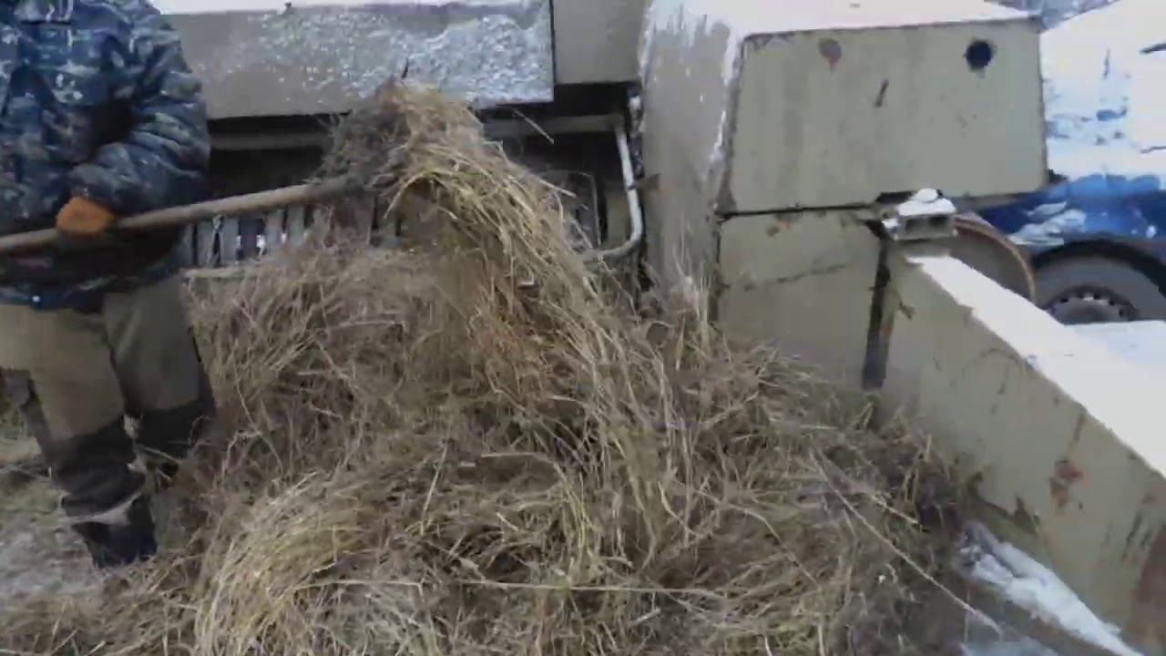 Проворачивает ВОМ на МТЗ.Кипуем сено ЗИМОЙ! смотреть онлайн