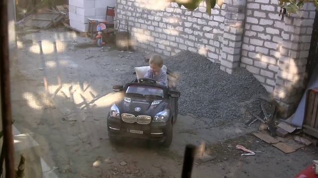 Ребенок в 2 года заснул за рулем и едит! смотреть онлайн