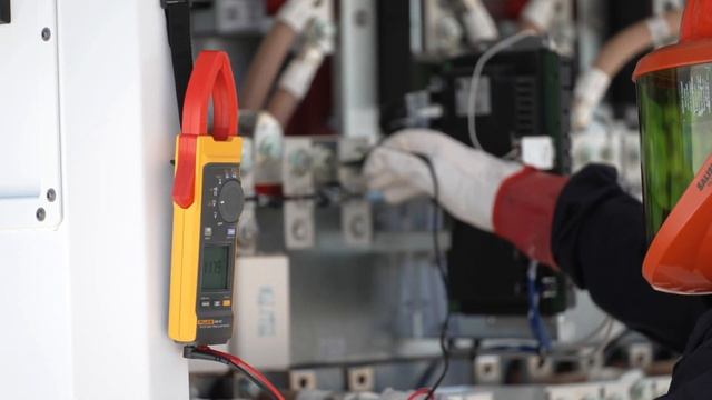 Fluke 393 FC 1500 V Clamp Meter | Importance of CAT III Ratings смотреть онлайн