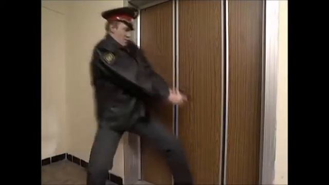Конфетку хочешь? Шоколадная. Отрывок из фильма ЛИФТ УХОДИТ ПО РАСПИСАНИЮ. смотреть онлайн
