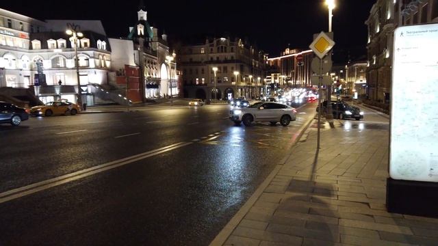 - 4K - Вечер в центре Москвы. Театральный проезд/ Evening in the center of Moscow. Theater passage смотреть онлайн