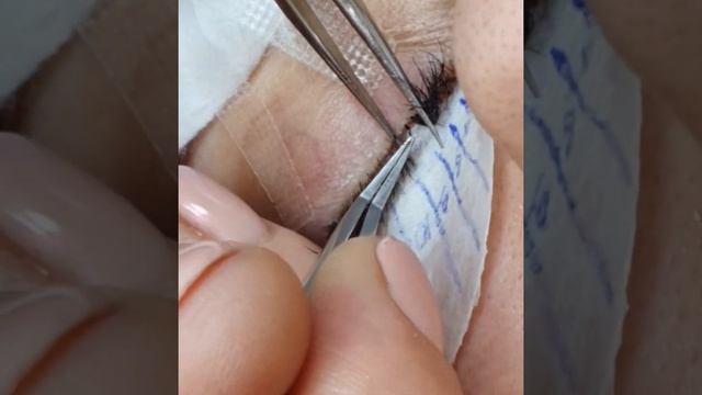 Правильная постановка 2Д объема. Наращивание ресниц. Работа ученицы на повышении. смотреть онлайн