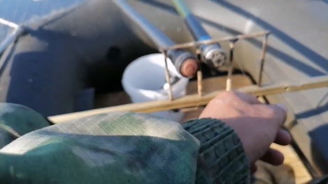 КРУПНЫЙ КАРАСЬ и ПОДЛЕЩИ с лодки на ПОПЛАВОК смотреть онлайн