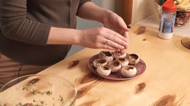 Отличная ЗАКУСКА на Новогодний стол - ФАРШИРОВАННЫЕ ШАМПИНЬОНЫ | Рецепт закуски на новый год смотреть онлайн