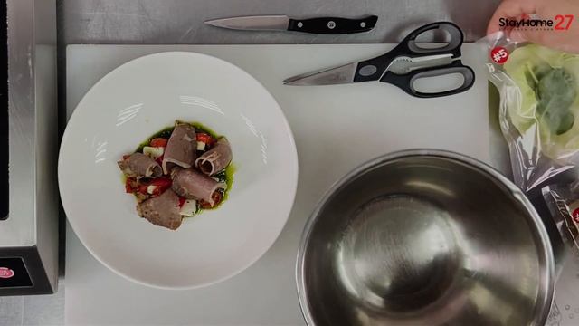 Салат с ростбифом, фермерским сыром, вялеными томатами, маринованным перцем и соусом Песто. смотреть онлайн