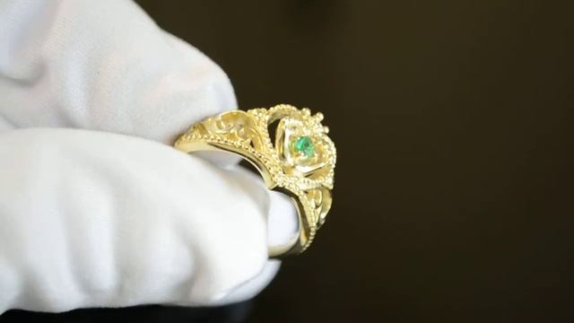 Кольцо на рождение с ножками ребёнка, короной и сердцем из жёлтого золота с изумрудом смотреть онлайн