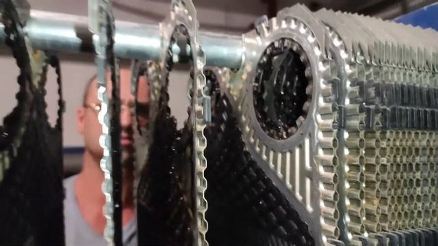 Перебираем теплообменник Разборка и мойка пластин смотреть онлайн