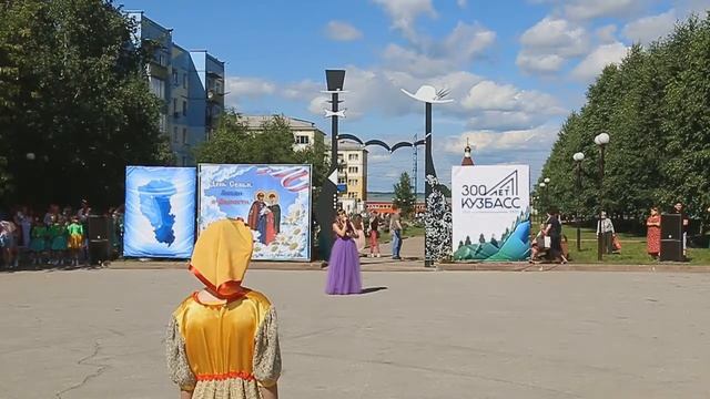 Поёт Дарья Кравцова - "БЕРЕГИТЕ РОДНЫХ" 8 июля День Семьи, Любви и Верности. Праздник в Полысаево. смотреть онлайн
