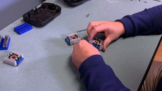 Hack My Dewalt Charger and Make A Multi-Voltage DC Power Supply смотреть онлайн