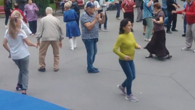 13. Упала с неба звезда. Танцы в парке горького Харьков. Танцуем ретро танцы под ретро музыку. смотреть онлайн
