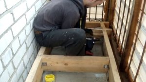 Подготовка чернового пола на балконе , стелем лаги по уровню.